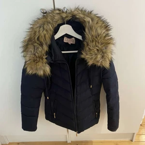 Jacka med fluff - Fin jacka från tessie med fluff krage. Den är i fint skick och fluffet är avtagbart. 