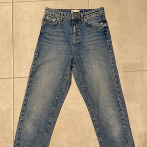 Mom jeans fråga Gina tricot  - Ett par mörkblåa jeans från Gina tricot i väldigt fint skick! Säljer för att de är för stora i midjan på mig och inte sitter bra på min kroppsform. Nästan helt oanvända. De är lagom i längden på mig som är 160