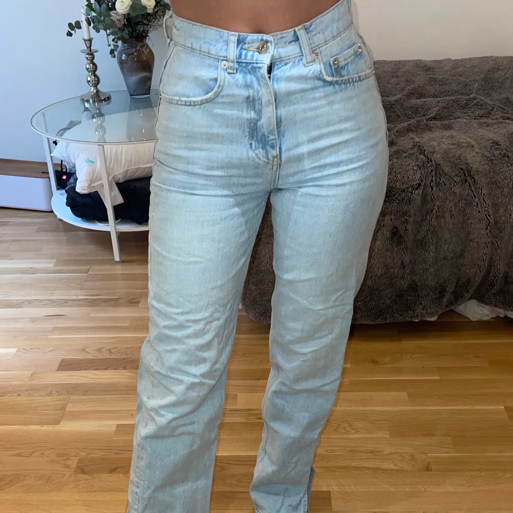 Snygga ljusblåa jeans som är lite baggy i benen. Väldigt bra passform. Säljs då dom inte kommer till användning. Köpta för 599kr. . Jeans & Byxor.