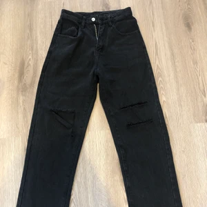 Jeans - Ett par håliga jeans från Shein som aldrig är använda. Jättesnygga men är tyvärr för stora för mig. (Köparen står för frakten, 66kr spårbart).