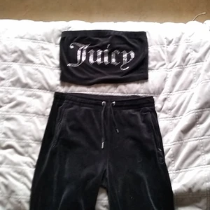 Juicy couture byxor och top - Juicy couture svarta byxor och top. Byxor i medium och top i small. Velour med strass.