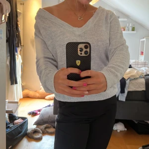 Hm tjocktröja - Säljer denna välsnvända mysiga trendiga hm tröja. Köpt för 299 och säljer för 75kr pga använt många gånger. Dock i väldigt bra skick! Ljusblå och storlek XS men passar upp till L skulle jag säga 