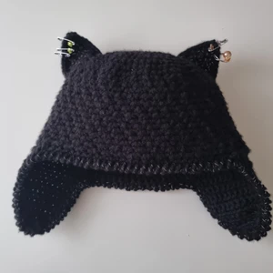 Mössa med kattöron. - Virkade mössa med kattöron .  Innehåller reflexgarn (se bild).  Lämplig för vuxna.  Ser väldigt cool ut.