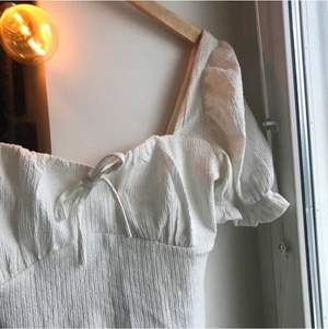 Så fin vit topp från Gina Tricot! Perfekt en sommardag. Ser ut som en skjorta men i mjukare, ”rynkigt” material och med puffiga ärmar. Ger lite av en korsetteffekt. Bara använd en gång! Hör gärna av dig om du undrar något🥰 Kan mötas i Göteborg/köparen står för frakten 