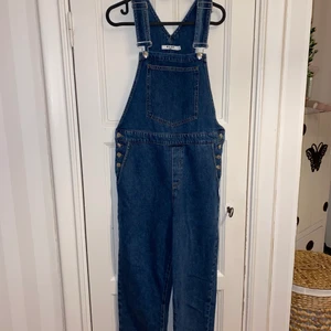 Hängselbyxor  - Säljer ett par hängselbyxor från NAKD, endast använda 1 gång, så i väldigt gott skick. 