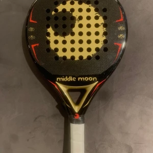 Middle Moon Predator  - Hjälper en polare att sälja 2 Middle moon rack som nyligen kom hem från Spanien, Vi säljer ett använt rack som spelats med drygt 30 timmar men inga jätte skador. Sen har vi ett oanvänt också   Använt 3000  Oanvänt 3500  Går att skicka  Bytes inte   Hör av er om ni har några frågor