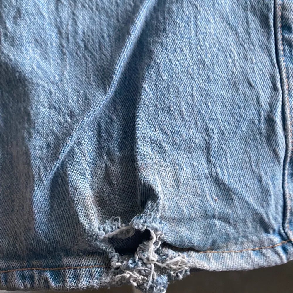 Ett par Levis 501 köpta våren 2021. Trasiga längst ner vid vänster ben. Säljes då de blivit för stora :((( Köparen betalar frakt och pris kan diskuteras🙂. Jeans & Byxor.