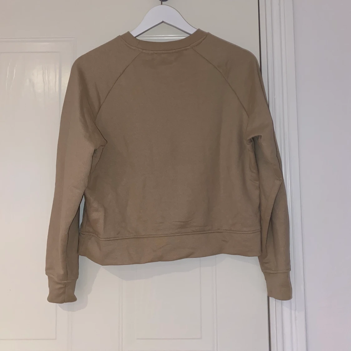 Beige tröja med text - 90