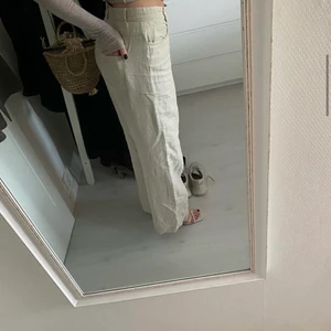Linnebyxa  - Säljer superfina linnebyxor från H&M. Strl 38, och knappt använda. 100 kr. 