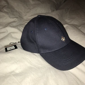 Morris Elmer cap marinblå - Helt sprillans ny Morris keps väldigt trendig nu för tiden och slutsåld på många hemsidor. Aldrig använd och väldigt bra passform. Säljes då jag redan har en likadan. Kan mötas eller skicka, köparen står för frakten. Vid flera intresserade startas budgivning