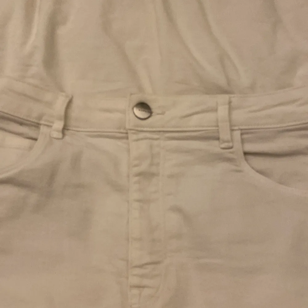 Vill kolla intresset på den här jätte fina vita jeans kjolen!❤️Köpte den för ungefär 3 månader sedan på H&M och kostade 250. Det är små trådar där nere som ni ser på andra bilden, men om man inte gillar det är det bara att klippa bort det❤️Den är i bra sick och kommer sälja den för 100 kr men priset kan såklart diskuteras! Kontakta mig om du är intresserad:)). Kjolar.