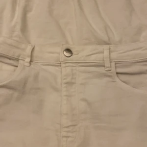 Jeans kjol - Vill kolla intresset på den här jätte fina vita jeans kjolen!❤️Köpte den för ungefär 3 månader sedan på H&M och kostade 250. Det är små trådar där nere som ni ser på andra bilden, men om man inte gillar det är det bara att klippa bort det❤️Den är i bra sick och kommer sälja den för 100 kr men priset kan såklart diskuteras! Kontakta mig om du är intresserad:))
