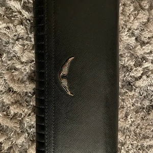 Zadig & Voltaire plånbok - Bra skick! Lite missfärgning på märket där fram.