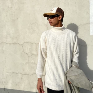 LILY OF THE VALLEY-STICKAD TRÖJA - super fin vit stickad tröja🤎