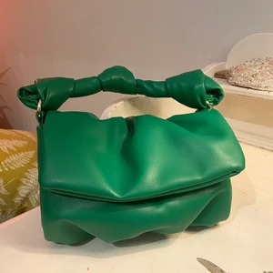 Grön väska  - Så fin grön väska, aldrig använd. 