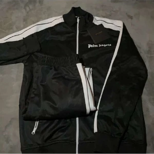 Palm Angels Dress - Dressen är i väldigt bra skick oanvänd, Dressen är storlek S den är kan även passa en som har M de är lite stora i storlekar. Kvitto bevis finns och scan kod