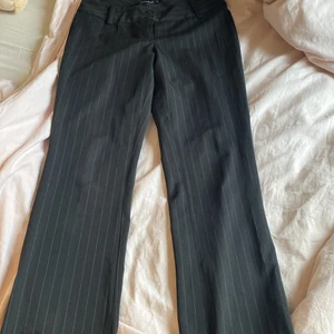 Brooker strl s - Bra skick, flare kostymbyxa från 90talet. Low waste. Passar även xs personer med breda höfter men även dom som pendlar mellan 36/38.