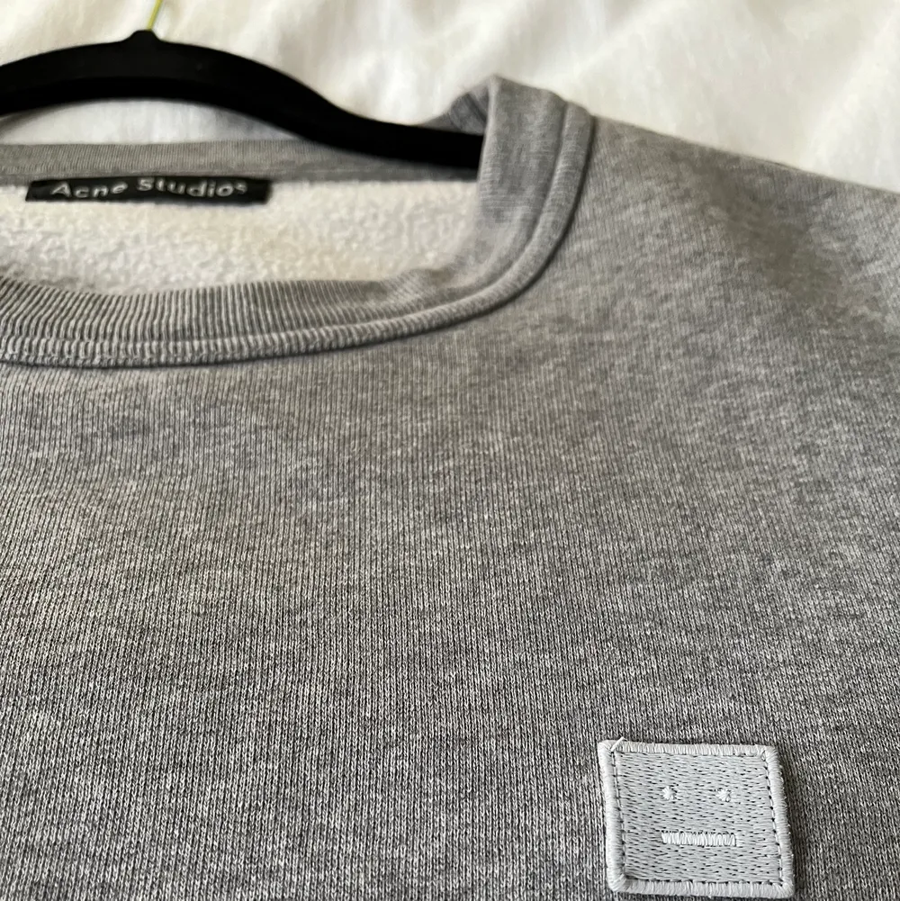 Äkta Acne studios sweatshirt, superfin, superskön, ÄLSKAR hur fräsch och enkel den är, samtidigt som den kan göra en hel outfit! Säljer för den börjar bli lite för liten💗. Tröjor & Koftor.