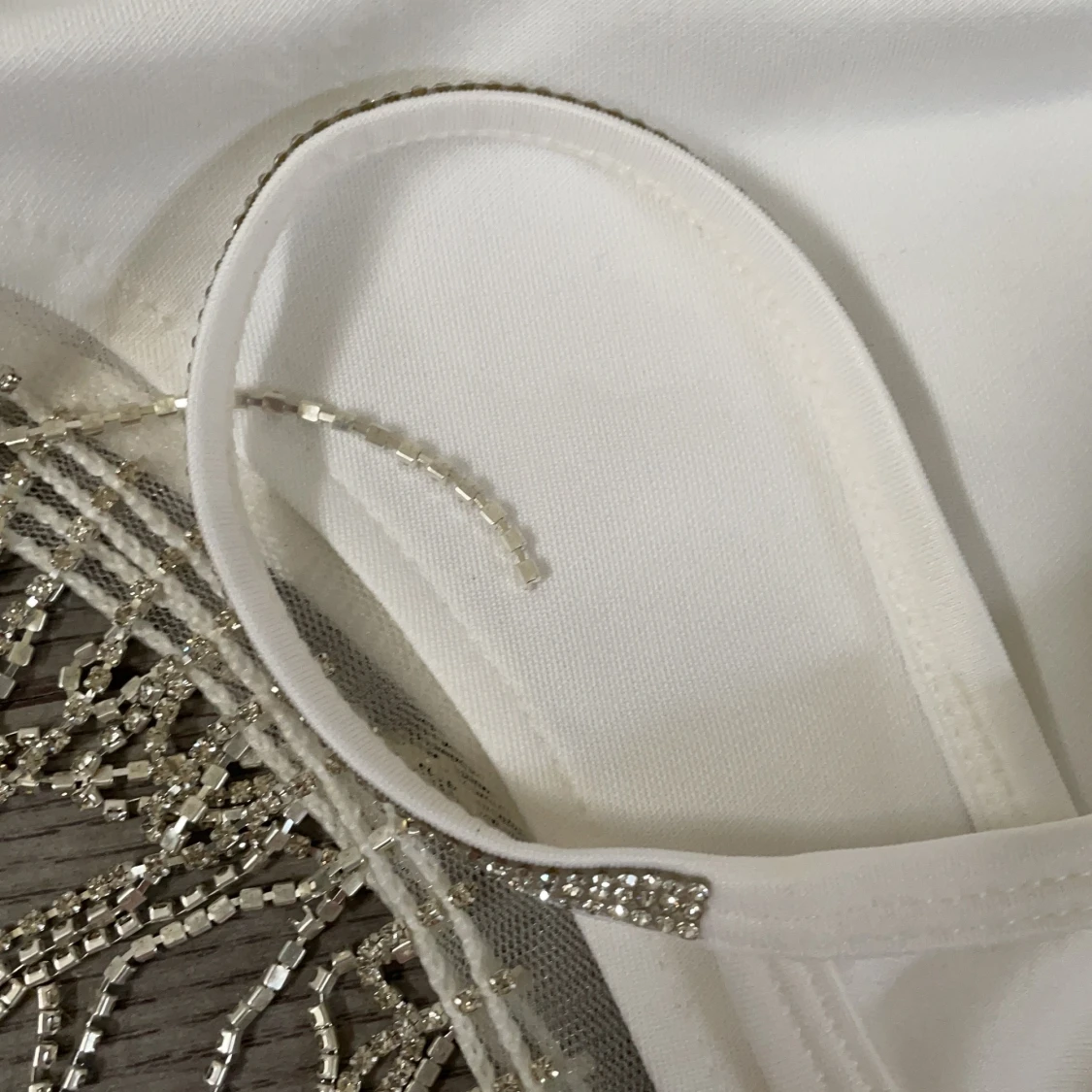 Vitt set med silverdetaljer - 90