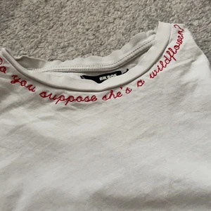 T-shirt från bikbok - Vit t-shirt från bikbok men röd text där uppe