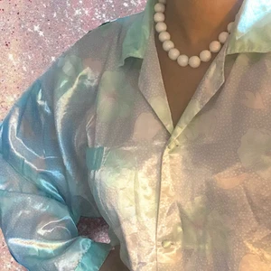 Skjorta - Köpte denna super härliga polyesterskjorta i Berlin för ca två år sedan och har bara använt den två gånger. Plagget är stl L men lite oversized. Super söt färg och passa jättebra för stl M lika bra som L✨ 