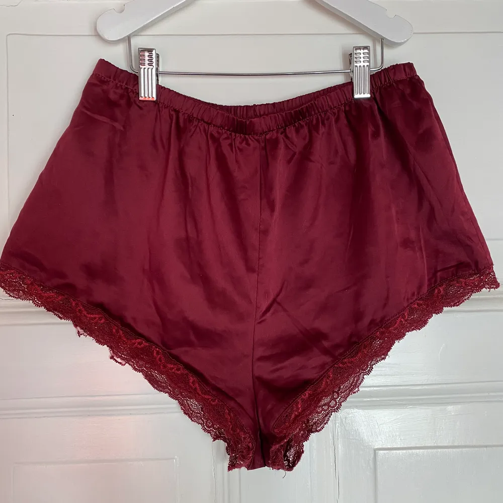 Ett par pjs vinröda shorts i silke med fin spetskant, storlek M💌 super söta men inte min typ av plagg, därav säljer jag dom vidare nu🥀. Shorts.