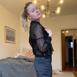 Swiss Dot Blus - Alldeles underbar svart blus från zara som är perfekt till fest eller middag! Måste tyvärr sälja då den är lite för liten över brösten på mig