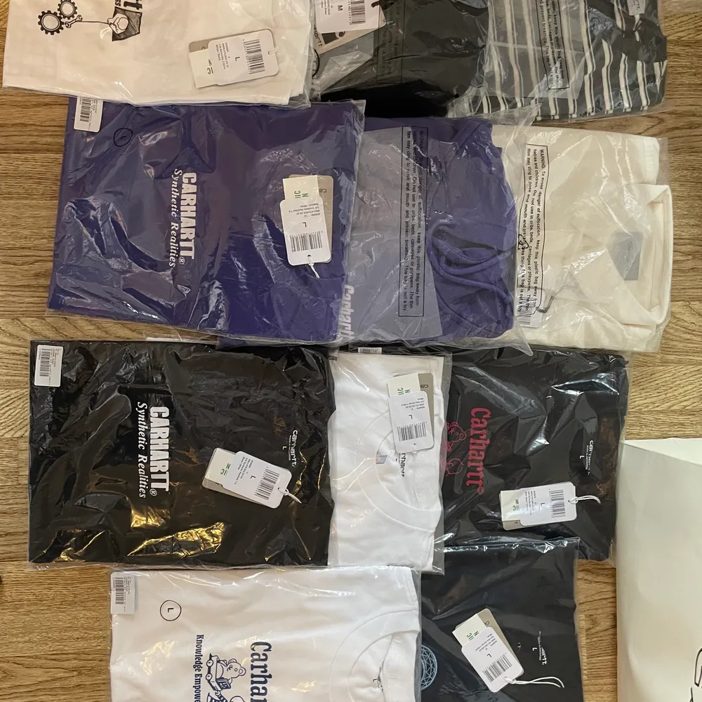 Tjena! Jag säljer följande Carhartt t-shirt, hoodie, långärmad t-shirt, skjorta, högtalare  Carhartt t-shirts säljs för 199 kr st (ordinarie pris 500-643 kr) S, M, L  Carhartt hoodies säljs för 495 kr st (ordinarie 1349 kr) Storlekar M, L   Carhartt långärmad t-shirt säljs för 250kr st (ordinarie 500-600 kr) Storlek M, L   Carhartt Skjorta Säljs för 495 kr st (ordinarie 1080 kr) Endast XL  Carhartt Högtalare  Säljs för 399 kr st (ordinarie 909kr). Övrigt.