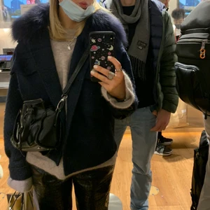 meotine charlie jacka - säljer min blåa jacka från meotine i modellen charlie! älskar verkligen denna jacka men har tyvärr tröttnat. den är i fint använt skick, något nopprig men fixar självklart till den innan köp. skriv för fler bilder! bud 2100🧚‍♂️ väldigt många intresserade, svarar i turordning 