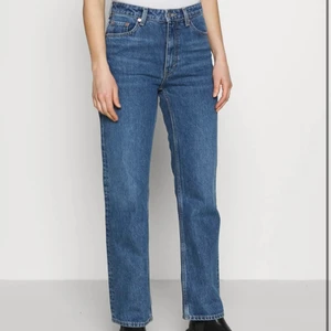 Weekday VOAYAGE - HEJ! Säljer ett par mörkblå VOAYAGE jeans från Weekday! Strlk 28/30! Knappt använda!💞🌟🥳