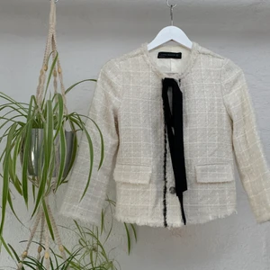 Jacka - Super fin ”jacka” från Zara i strl S. Använd endast en gång på en skolavslutning dvs som ny! Nypris 799kr🤍