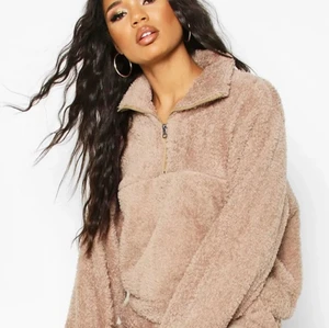 Kort sweatshirt i teddy med hög krage - Liten i storlek i L, däremot väldigt mjuk och varm tröja. Jag hade använt den om den var lösare. Den är helt ny och i bra skick, ej använd!! Den kostar 270 men jag säljer den för 99 + frakt