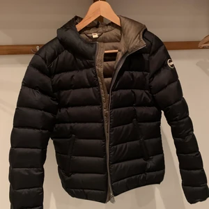 Svart colmarjacka - Svart jacka från Colmar i mycket bra skick! Köpt i Italien men är motsvarande storlek S. Sitter jättebra på mig som brukar ha mellan storlek 34-38 i jackor och är 175 cm lång! Köparen står för frakten.