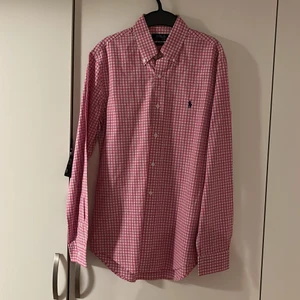 Ralph lauren skjorta storlek S  - Ralph lauren skjorta storlek S i slim fit. Endast använd 2 gånger. Säljs då jag vuxit ur den.