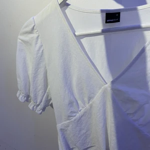 Vit topp/blus - Jättesöt topp ifrån Gina som aldrig kommer till användning! Använt fåtal gånger. Den finns inte kvar att köpa i butik💕 den är croppad och v-ringad💕 om ni har några frågor är det bara att höra av er till mig!! Köparen står för frakt💝💝💝