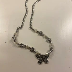 Fjäril halsband silver - Ett fint silver halsband! Säljer för har aldrig använt det. 