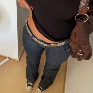 Lågmidjade jeans - Lågmidjade jeans från Peckott. Lågmidjad 38 så små i storleken! Mät under naveln/runt höfterna då de är lowwaisted🤍Materialet är mer likt andra bilden!!! andra bilden är lånad på ett par liknande!! (julia storfeldt)                                                          Midjemått: 41cm tvärs över, 83cm runt om (ish).                            Innerbensmått: 82cm (kan sprättas upp till 83-84) <3