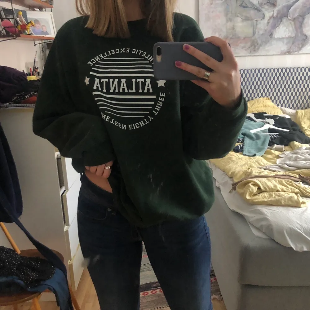 Säljer denna fina sweatshirt i strl L!! Den är köpt på asos för ungefär 280kr men säljs nu för 110kr💗☺️ Den är använd men är i fint skick💗💘priset går att diskutera. Tröjor & Koftor.