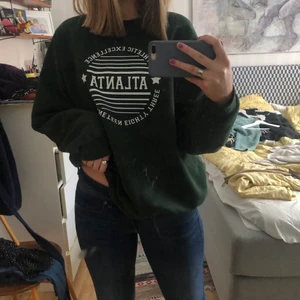 Säljer denna fina Sweatshirt!! - Säljer denna fina sweatshirt i strl L!! Den är köpt på asos för ungefär 280kr men säljs nu för 110kr💗☺️ Den är använd men är i fint skick💗💘priset går att diskutera