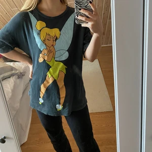 Tingeling T-shirt  - T-shirt i oversize modell från Zara. Grå med tingeling tryck i storlek S. Väldigt fin att knyta i midjan enligt mig!