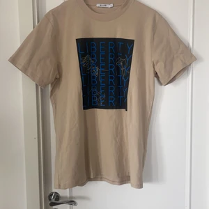 T-shirt  - T-shirt från Nakd med coolt tryck 