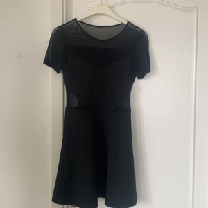 Klänning  - Klänning med mesh detaljer 