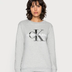 Calvin Klein grey sweatshirt  - Aldrig använd pågrund av för liten storlek, köptes för 999kr. Varm och fin orginal. Säljer båda storlek S och M. ( pris kan diskuteras )