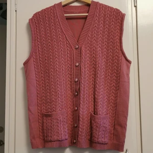 Rosa väst, pullover retro vintage, kofta - Frakten är inkluderad i priset! Mörk gammeldags rosa väst / kofta med fickor. Köpt secondhand med avklippt lapp. Skulle tippa på att den passar S-L beroende på hur man vill att den ska sitta (För referens är jag 1,57)🌸 Hojta om du önskar mått! 🙋‍♀️