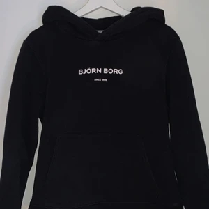 Björn Borg hoodie - Storlek 40 men sitter normalt på mig som har S.  Tröjan är i väldigt bra skick.                                                  Betalning sker via swish och köparen står för frakten. 