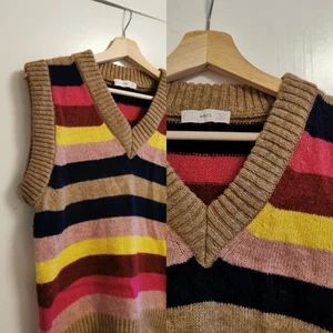Väst, pullover MANGO stl S retro kawaii - Snygg randig pullover väst i retro-färger från MANGO (MNG) i storlek S! 🐯