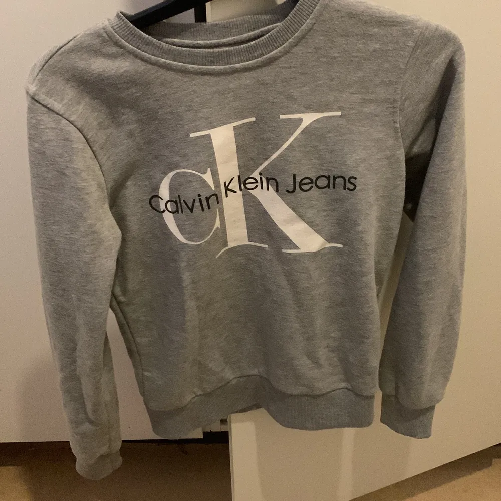 Mycket använd tröja från Calvin Klein jeans ord pris 799kr mitt pris 499-599 om många vill ha den är det den som lägger högsta budet. Tröjor & Koftor.