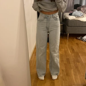 Zara jeans  - Säljer ett par högmidjade av klippta jeans som skulle passa nån som är 156 ungefär 💕jätte fin ljus blå färg och dom är väldigt tajta i midjan för mig💕💕