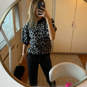 Stickad leopard tröja NaKd - En mysig stickad tröja från NaKd i leopard mönster. Aldrig kommit till använda. Storlek S. Hör av er vid frågor💗