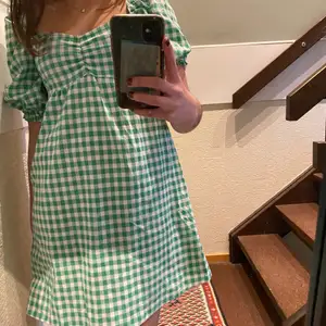 Säljer denna jätte snygga grön rutiga klänningen från hm som jag köpte förra året💕 den är nästintill oanvänd! Perfekt till sommaren + frakt tillkommer 